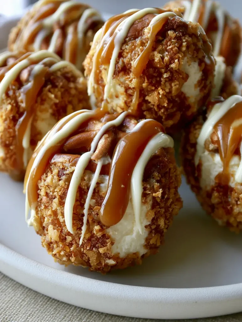 Salzkaramell Brezel Cheesecake: Die ultimativen Cheesecake-Bites 1 Mehrere Salzkaramell Brezel Cheesecake Häppchen mit weißem Schokoladenguss arrangiert auf Keramik.