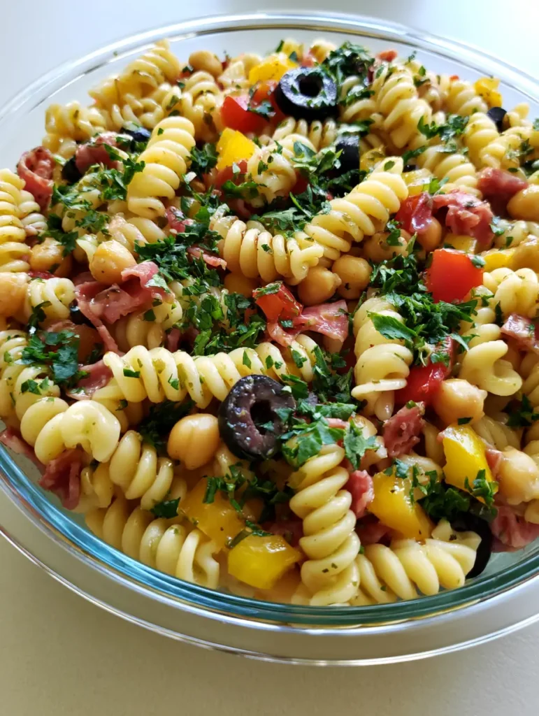 Proteinreicher Nudelsalat: Das ultimative Rezept für Meal Prep und Grillabende 1 Vogelschau auf den bunten Proteinreicher Nudelsalat in einer klaren Glasschüssel.