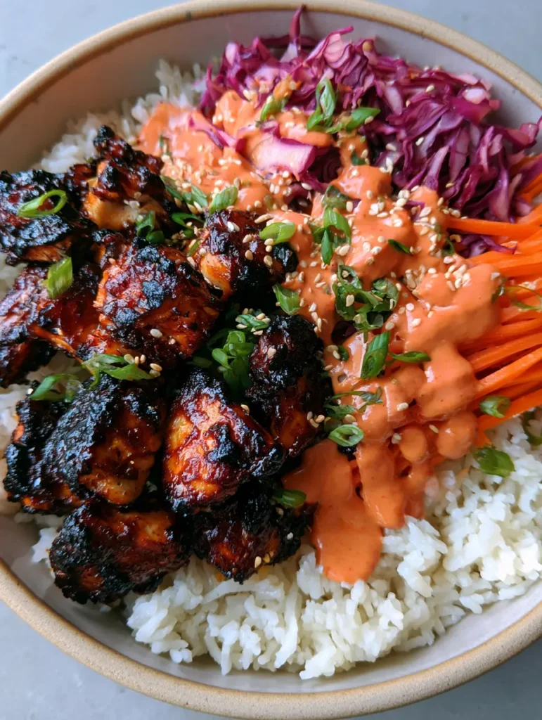 Koreanische Chicken Bowl: Das ultimative Rezept für zu Hause 1 Nahaufnahme der cremigen Gochujang-Sauce über der Koreanischen Chicken Bowl.