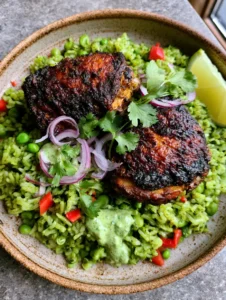 Nahaufnahme von Peruanisches Hähnchen mit Reis, grünem Reis, Erbsen und Paprika.