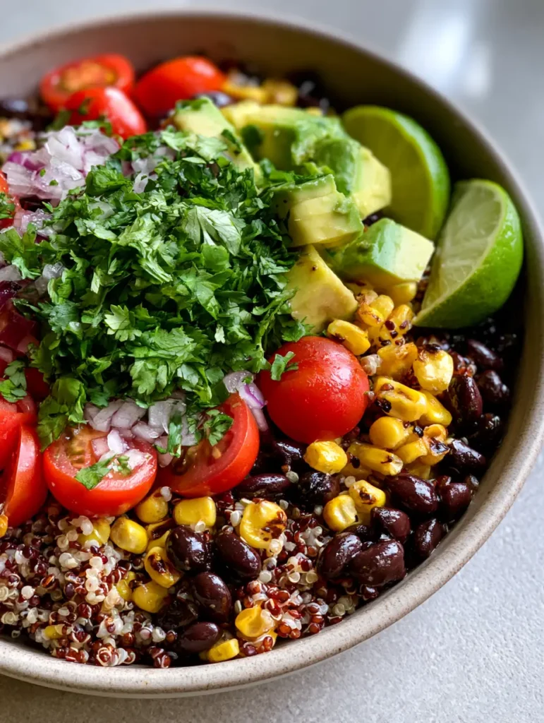 Vibrant Quinoa Salat mit Mais, schwarzen Bohnen und frischem Koriander.