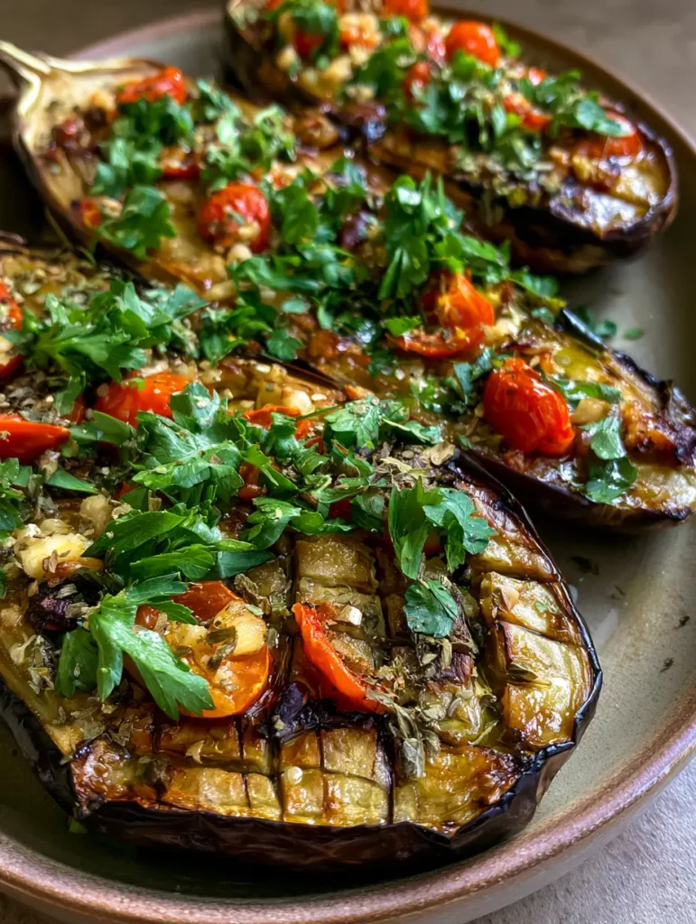 Mediterrane Ofen-Aubergine mit Tomaten & Knoblauch 2 Nahaufnahme einer Mediterranen Ofen-Aubergine mit perfekt karamellisierten Rändern und saftigen Kirschtomaten.