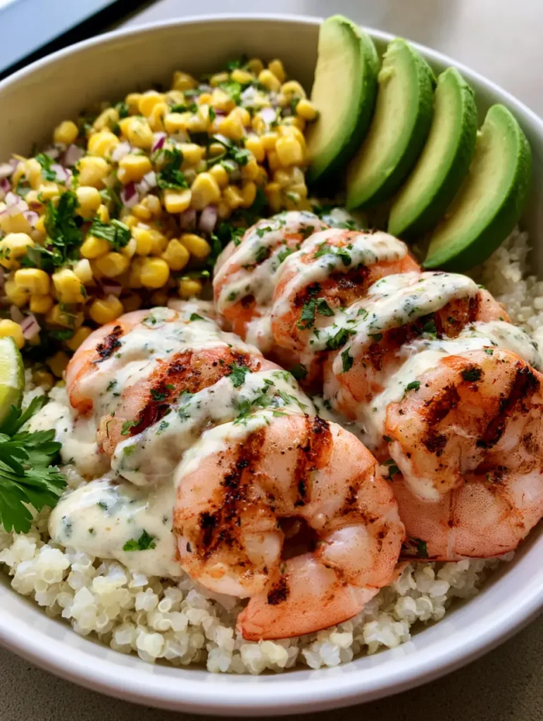 Garnelen Bowl Rezept: Die ultimative 20-Minuten-Bowl mit Quinoa 1 Gesunde Garnelen Bowl mit Quinoa-Basis und Mais-Zwiebel-Salsa.