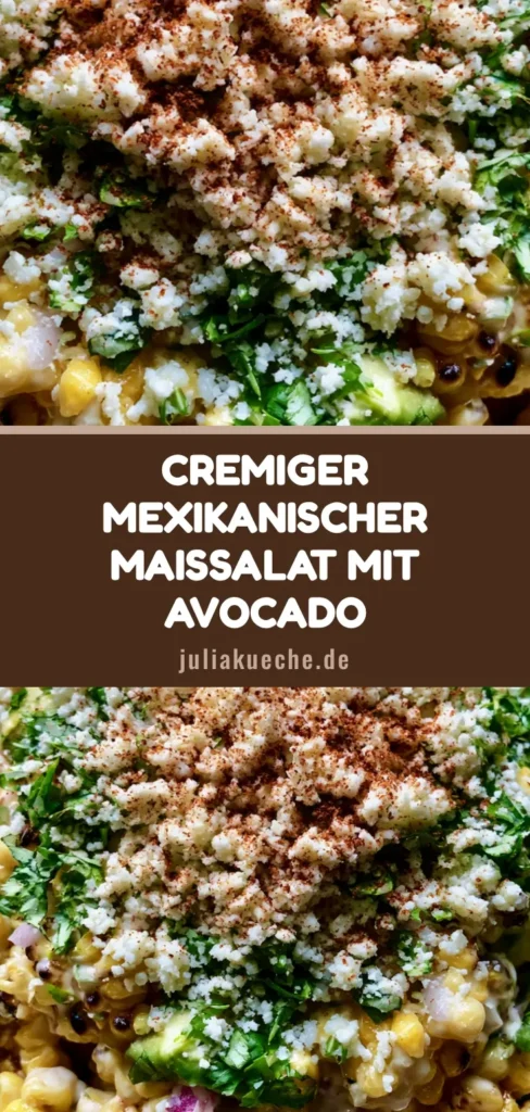 Nahaufnahme von Mexikanischer Maissalat in einer rustikalen Schüssel mit geröstetem Mais, Avocado und Cotija-Käse.