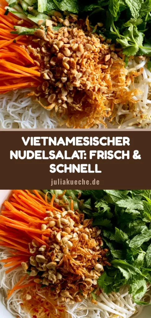 Vietnamesischer Nudelsalat in einer weißen Schüssel mit Reisnudeln, Karotten, Kräutern und Erdnüssen, fotografiert von oben.