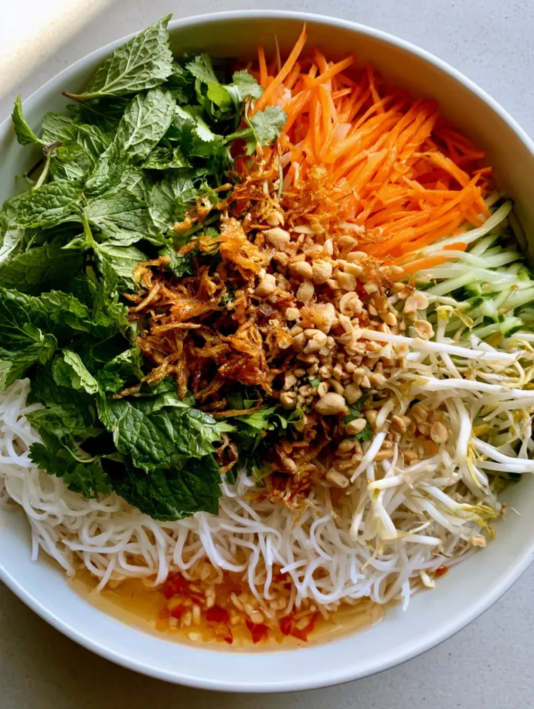 Vietnamesischer Nudelsalat (Bun Bo) mit bernsteinfarbenem Nuoc Cham Dressing und Chili.