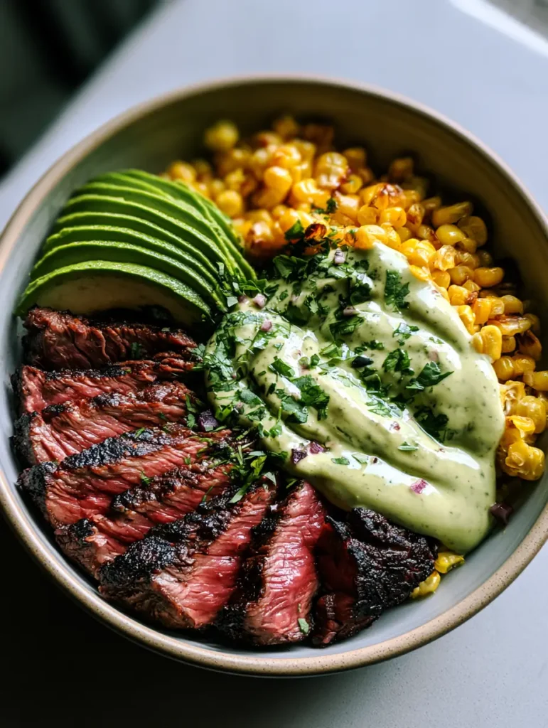 Nahaufnahme von medium-rare gebratenem Steak in der Steak Avocado Bowl.