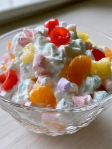Nahaufnahme eines Ambrosia Salats mit cremiger Basis und Mandarinenstücken.