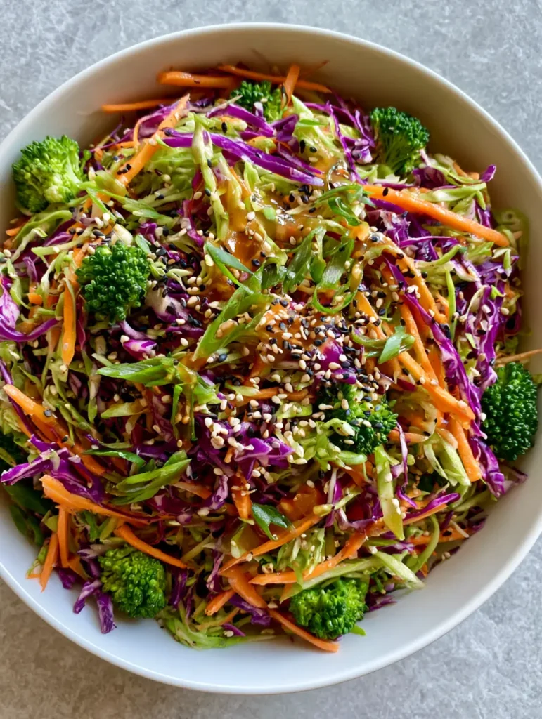 Asiatischer Krautsalat: Das ultimative Rezept für Knackigkeit & Aroma 2 Nahaufnahme eines asiatischen Krautsalats mit fein gehobeltem Weiß- und Rotkohl sowie Karotten und Brokkoli.