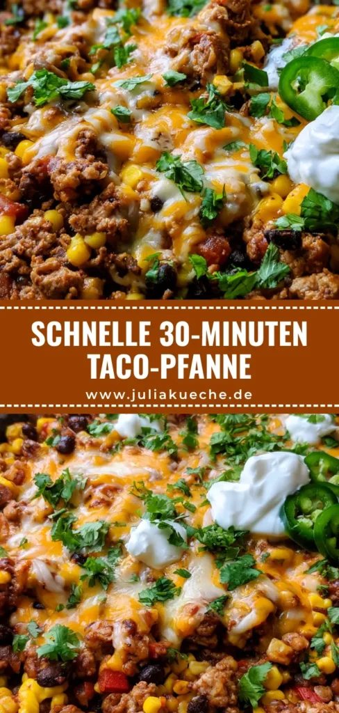 Puten-Taco-Pfanne: Das schnelle 30-Minuten-Rezept für die ganze Familie 3 Eine schwarze gusseiserne Pfanne gefüllt mit Puten-Taco-Pfanne, geschmolzenem Käse, Schmand-Klecksen und frischem Koriander auf einem Holztisch.