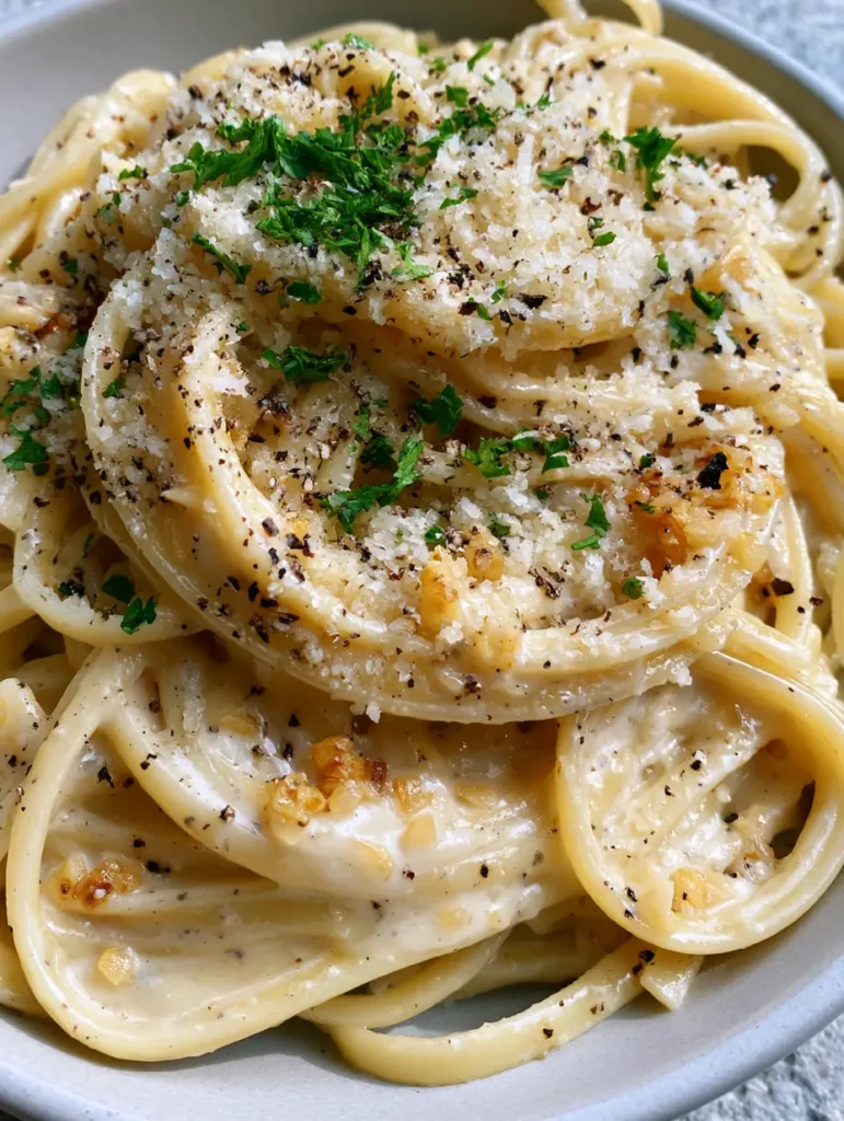 One Pot Knoblauch Pasta: Das cremigste 15-Minuten-Rezept für Feierabend-Helden 1 Servierte One Pot Knoblauch Pasta mit frischer Petersilie und grobem Pfeffer bestreut.