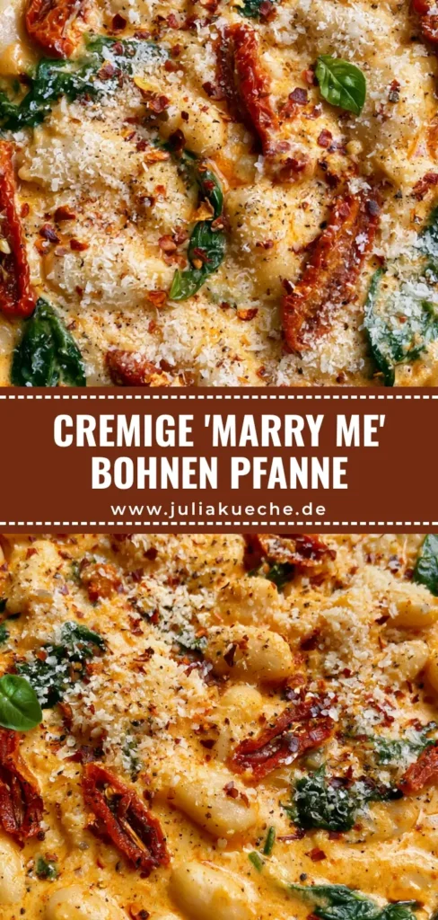 Marry Me Bohnen in einer gusseisernen Pfanne mit cremiger Sauce, Spinat und Tomaten.