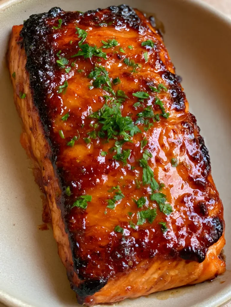 Detailaufnahme der Textur von Lachs mit braunem Zucker, die zeigt wie der Fisch in saftige Lamellen zerfällt.