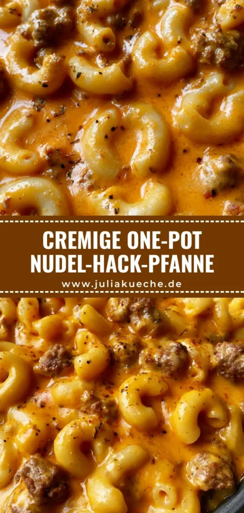 One-Pot Nudel-Hack-Pfanne in einer dunklen gusseisernen Pfanne mit cremiger orangefarbener Cheddar-Sauce und Petersilie.