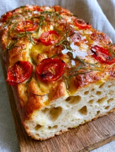 Detaillierte Ansicht der Krume und der goldbraunen Kruste beim Glutenfreies Focaccia Rezept mit Olivenölpfützen.